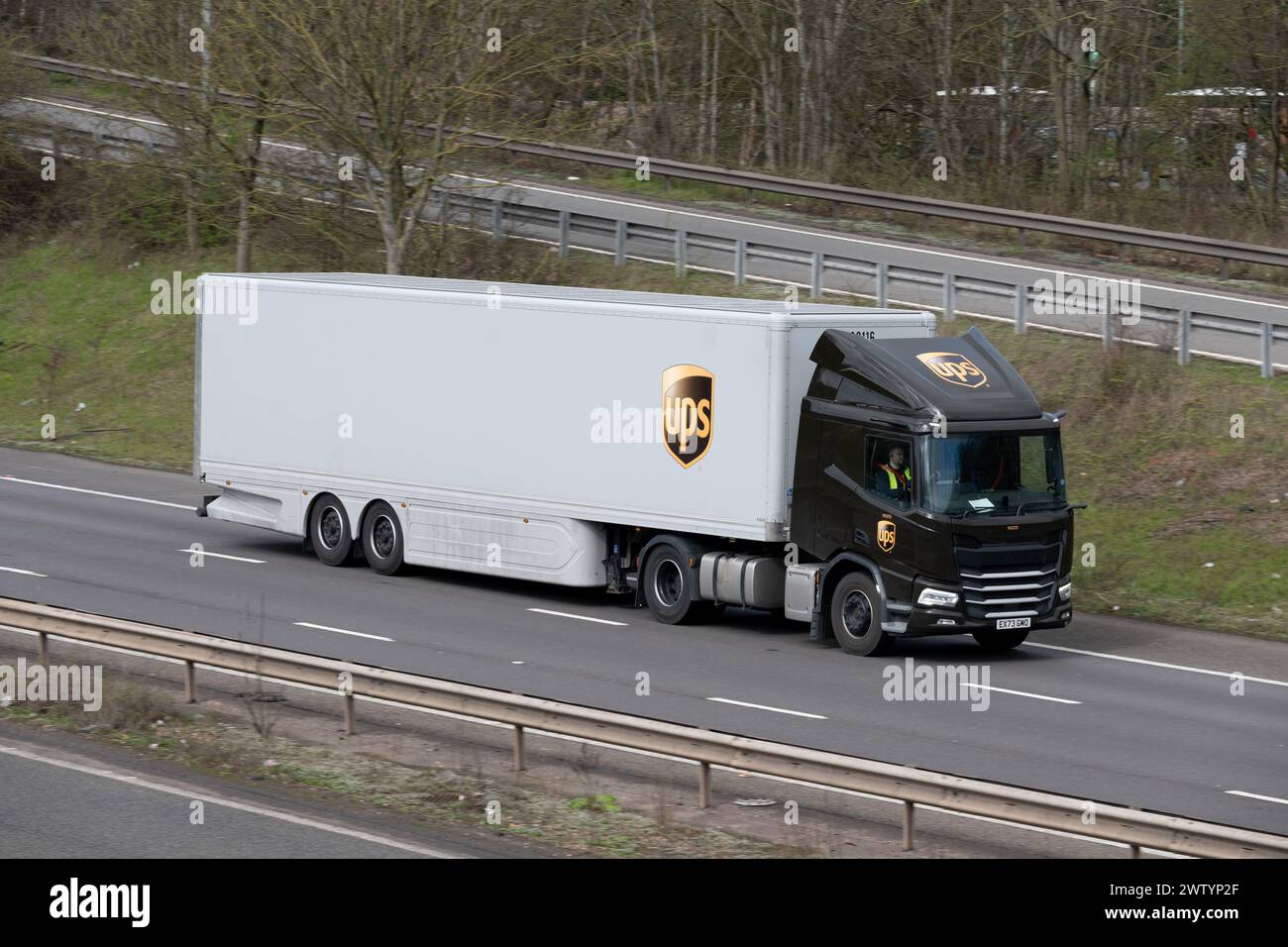 UPS-Lkw auf der Autobahn M40, Warwickshire, Großbritannien Stockfoto
