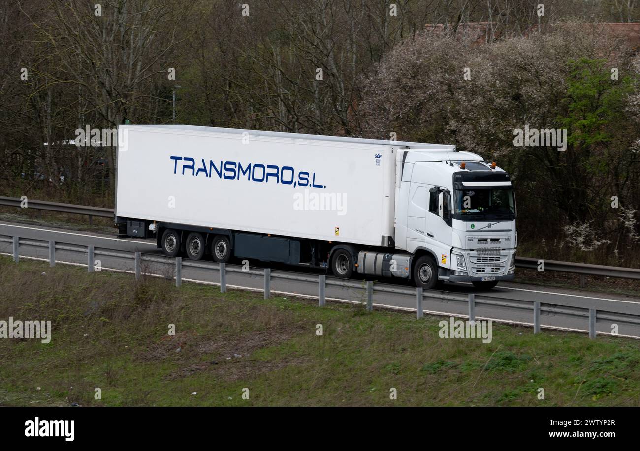 Transmoro Volvo LKW, der an der Abfahrt 15, Warwick, Großbritannien, auf die Autobahn M40 einfährt Stockfoto
