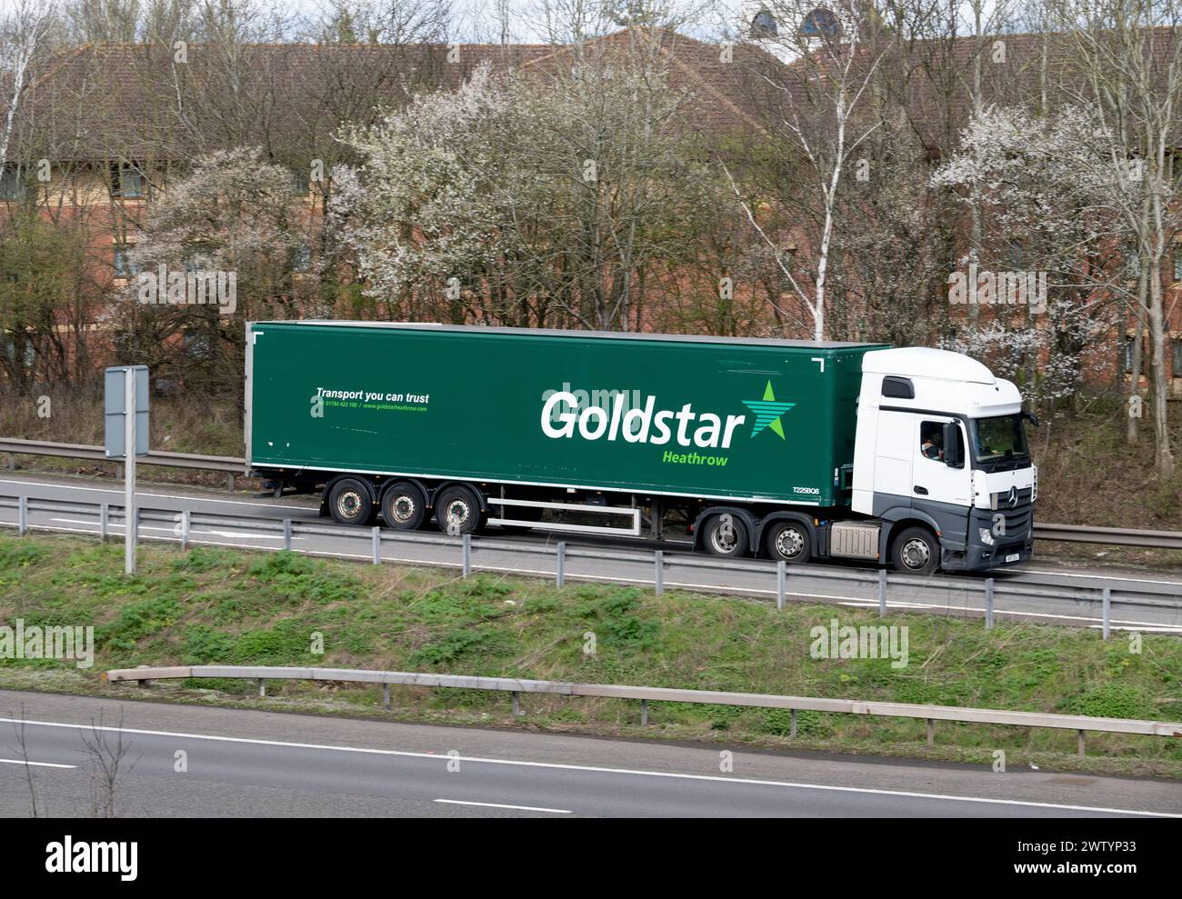 Goldstar Heathrow LKW, der an der Abfahrt 15, Warwick, Großbritannien, auf die Autobahn M40 fährt Stockfoto