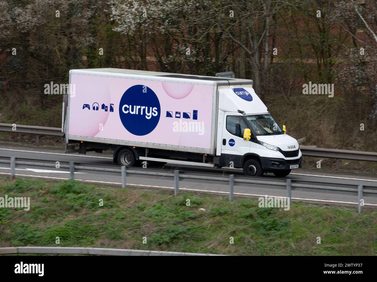 Currys Iveco Van auf die Autobahn M40 an der Anschlussstelle 15, Warwick, Großbritannien Stockfoto