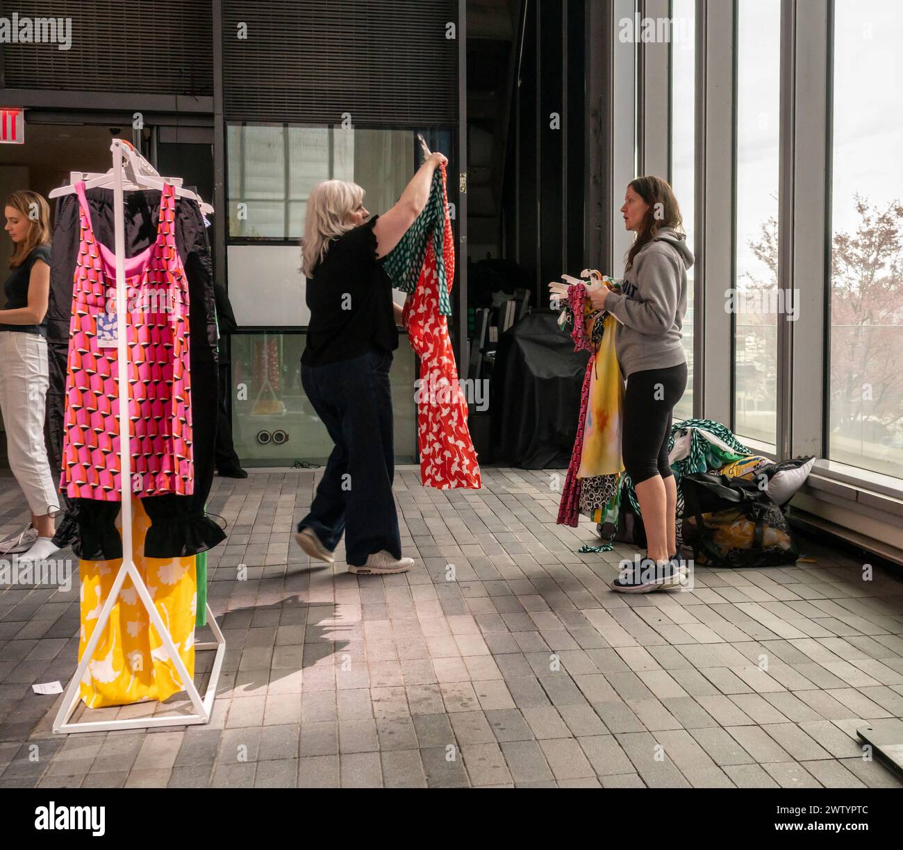 Hunderte von Kunden mochten den Schuppen in Hudson Yards für das zweitägige Pop-up der Diane von Furstenberg for Target-Kollektion am Freitag, den 15. März 2024. Die Vorschauveranstaltung ermöglichte es Kunden, bis zu zehn Artikel aus der Kollektion zu kaufen, die nächste Woche am 23. März in Target Stores erhältlich sein werden. (© Richard B. Levine) Stockfoto