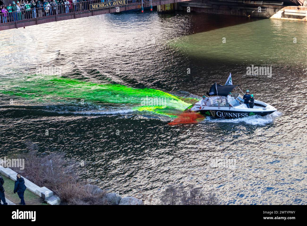 Der Chicago River wird für die jährliche Feier des St. Patrick's Day grün gefärbt Stockfoto