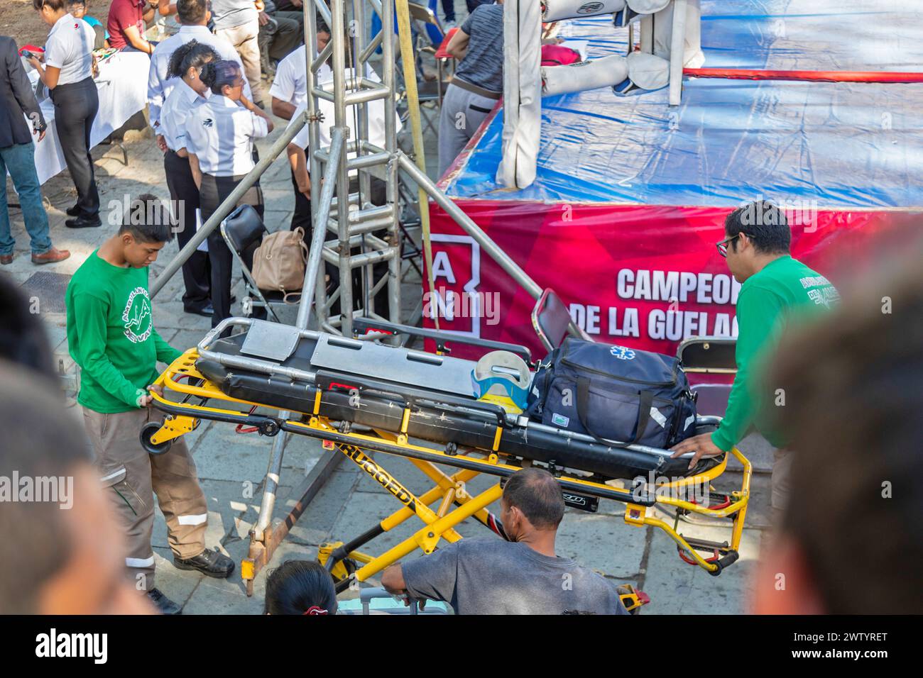Oaxaca, Mexiko - medizinische Notfalltechniker bringen eine Trage und medizinische Ausrüstung, falls sie während der Jugendboxspiele benötigt wird. Stockfoto