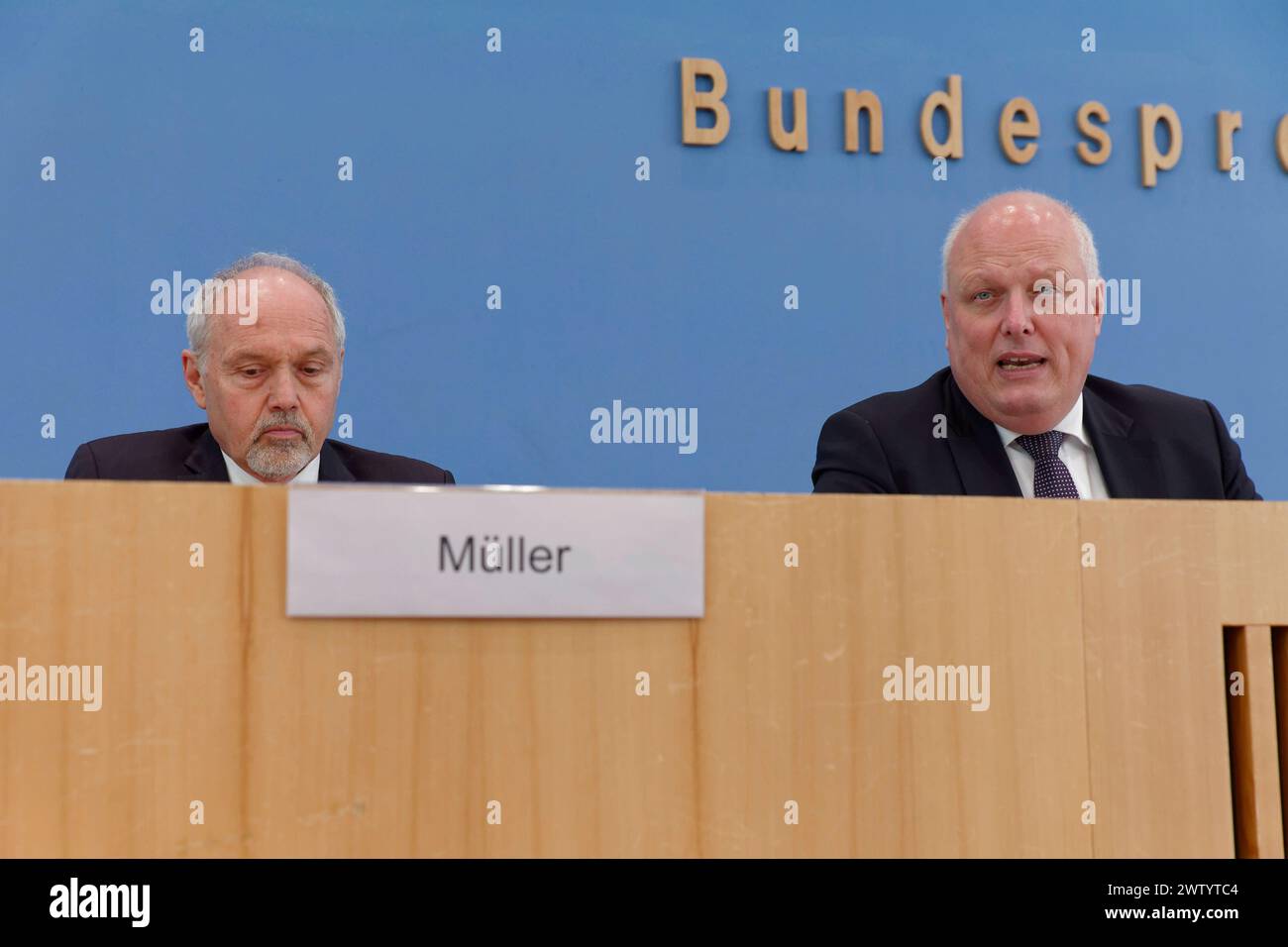 Datenschutzbeauftragter legt Bericht 2023 vor 19. März 2024 Deutschland, Berlin - Bundespressekonferenz: Vorstellung des Tätigkeitsberichts 2023 des Bundesbeauftragten für den Datenschutz und die Informationsfreiheit BfDI. Im Bild Prof. Ulrich Kelber, Bundesbeauftragter für den Datenschutz und Informationsfreiheit BfDI, und Ministerialdirektor Jürgen Müller, stellvertretender Bundesbauftragter für den Datenschutz und die Informationsfreiheit l. *** Datenschutzbeauftragter stellt Bericht 2023 vor 2024 03 19 Deutschland, Berlin Bundespressekonferenz Präsentation des Tätigkeitsberichts 2023 der Stockfoto