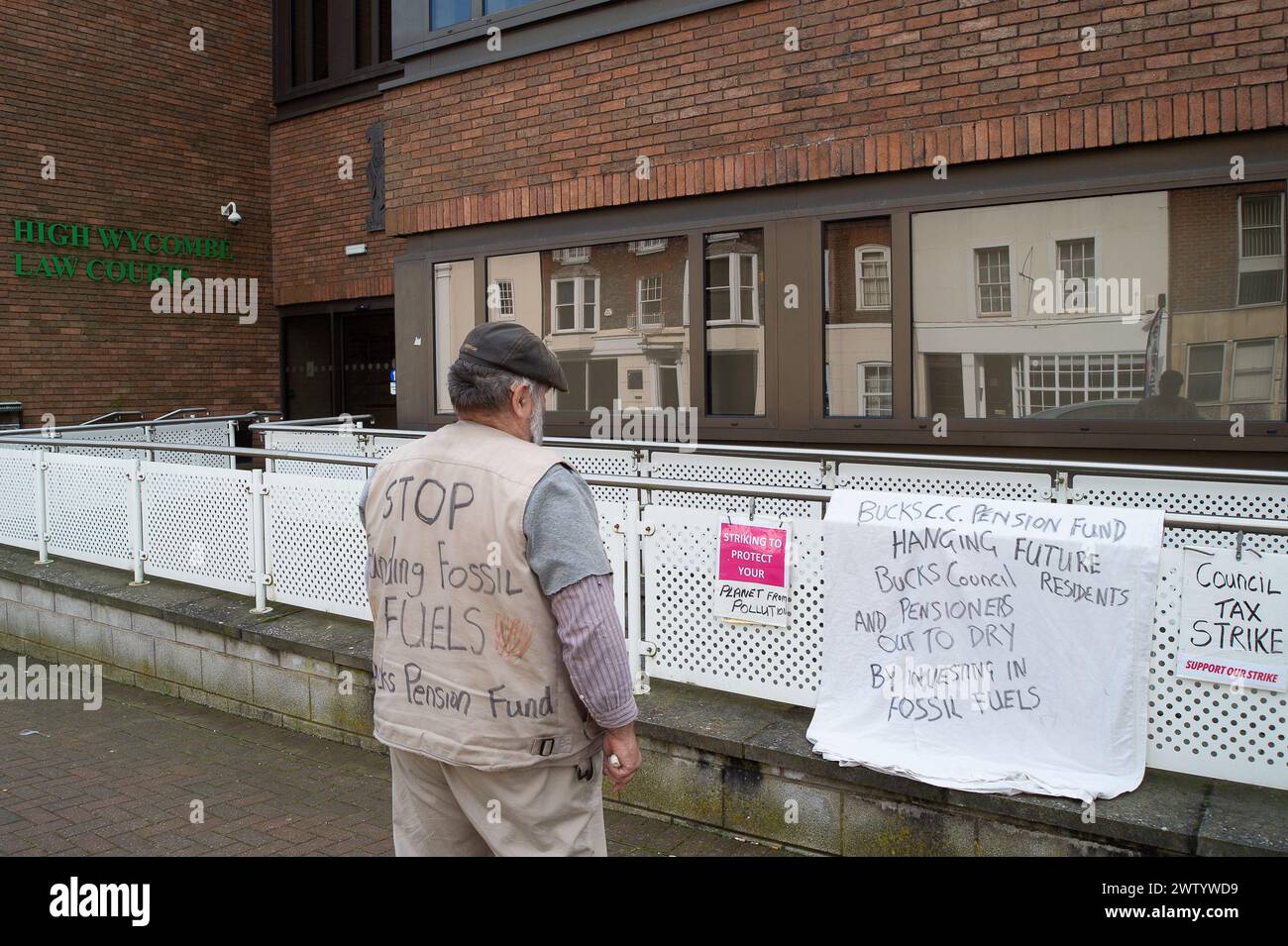 High Wycombe, Großbritannien. März 2024. Buckinghamshires Einwohner und Rentner protestierten heute vor dem High Wycombe Magistrates Court, um eine Einwohnerin in Aylesbury, Dr. Jane McCarthy, zu unterstützen, die weiterhin ihre Steuer an den Buckinghamshire Council zahlt. Dr. McCarthy nahm heute per Video-Link an einer Haftungsanhörung vor Gericht Teil. Dr. McCarthy hat im April 2022 keine Steuern mehr gezahlt. Dr. McCarthy sagt: "Insbesondere hat unsere öffentliche Kampagne in Bucks den Rat aufgefordert, erstens ihre Bankgeschäfte von Barclays, dem größten Geldgeber für fossile Brennstoffe in EUR, zu entfernen Stockfoto