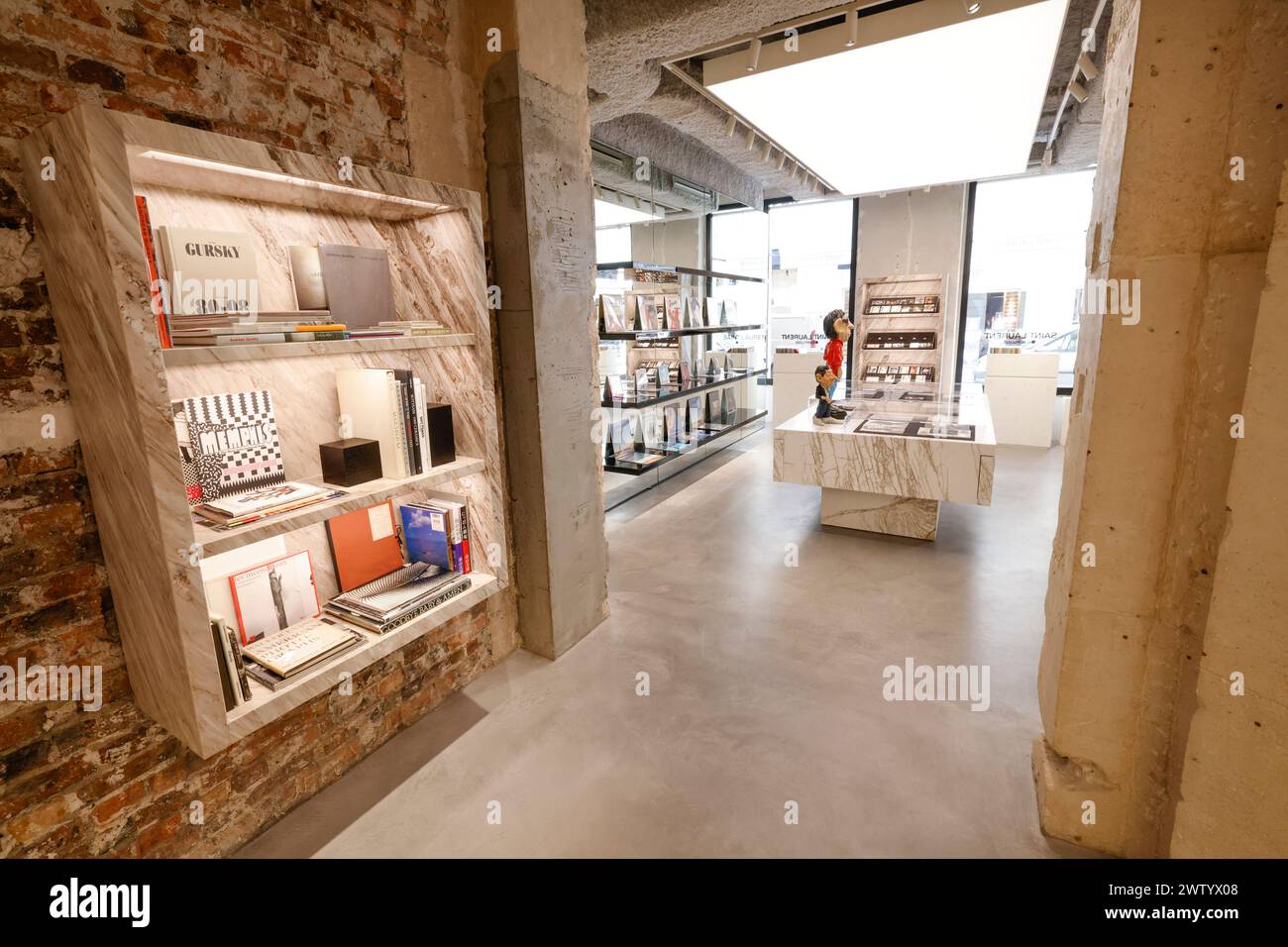 SAINT LAURENT HAT EINEN BUCHLADEN IN PARIS ERÖFFNET Stockfoto