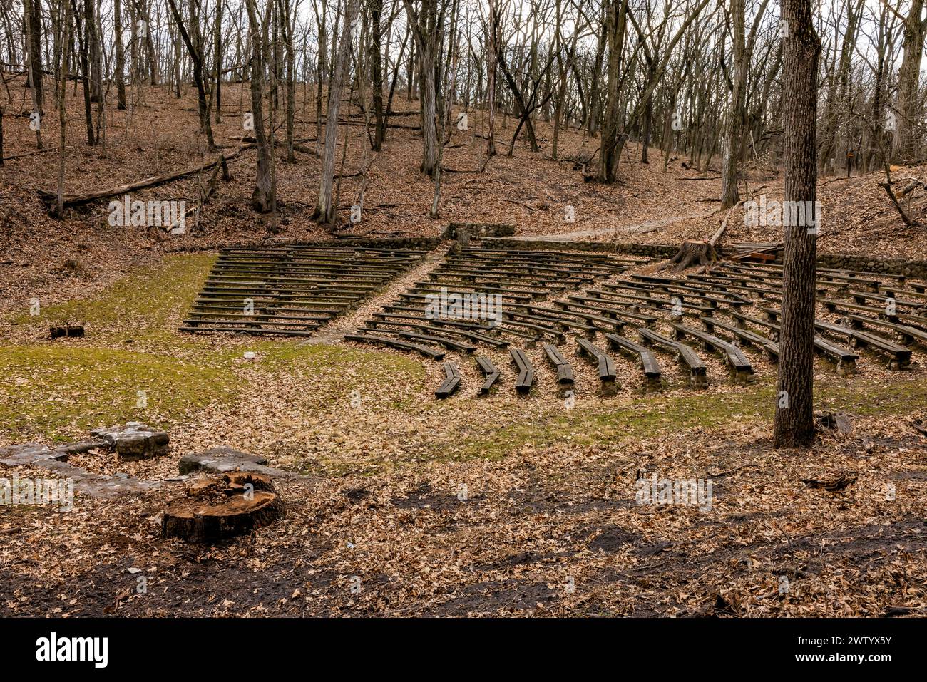 Amphiteater im rustikalen Stil, erbaut von der CCC im Pilot Knob State Park, Iowa, USA Stockfoto