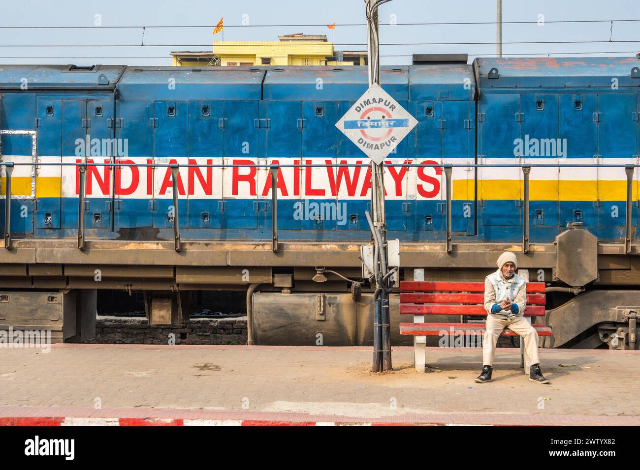 Eine Lokomotive der Indian Railways am Bahnhof Dimapur, Nordostindien Stockfoto