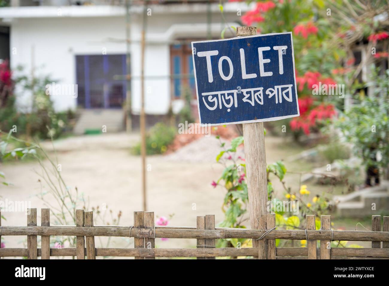 Ein Zeichen ' to let ' vor einem Haus in Indien, mit Hindi-Text Stockfoto