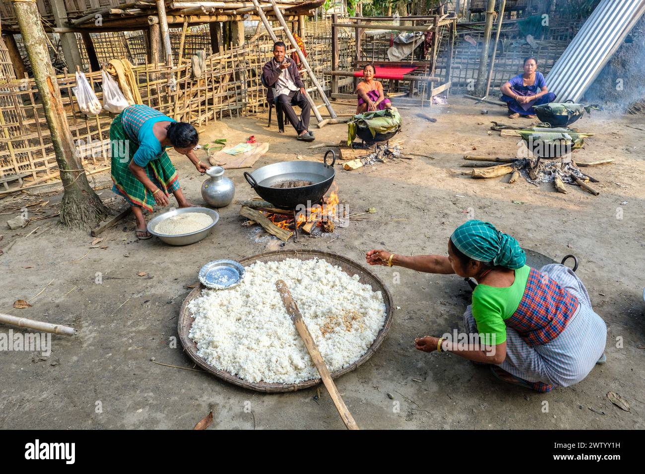 Gemeinschaftskochen in einem Dorf auf Majuli Island, Assam, Indien Stockfoto