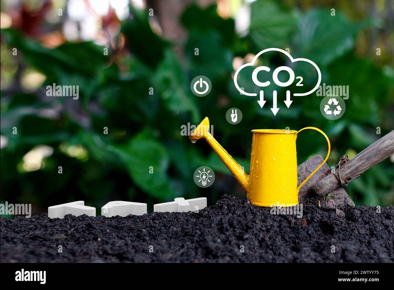 CO2-neutrale Konzepte und Konzepte für Null-Emissionen. Natürliche Umwelt Eine klimaneutrale langfristige Strategie Ziele für die Treibhausgasemissionen. Holzblock Stockfoto
