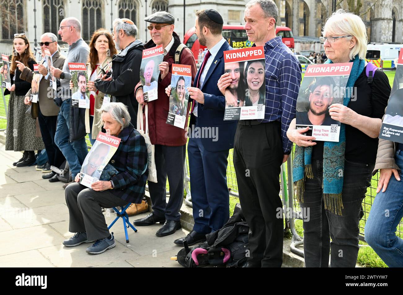 London, Großbritannien. Parlamentsplatz gegenüber den Häusern des Parlaments. Aktivisten forderten die Freilassung der Geiseln, die seit dem 7. Oktober von der Terrorgruppe Hamas in Gaza festgehalten wurden. Quelle: michael melia/Alamy Live News Stockfoto