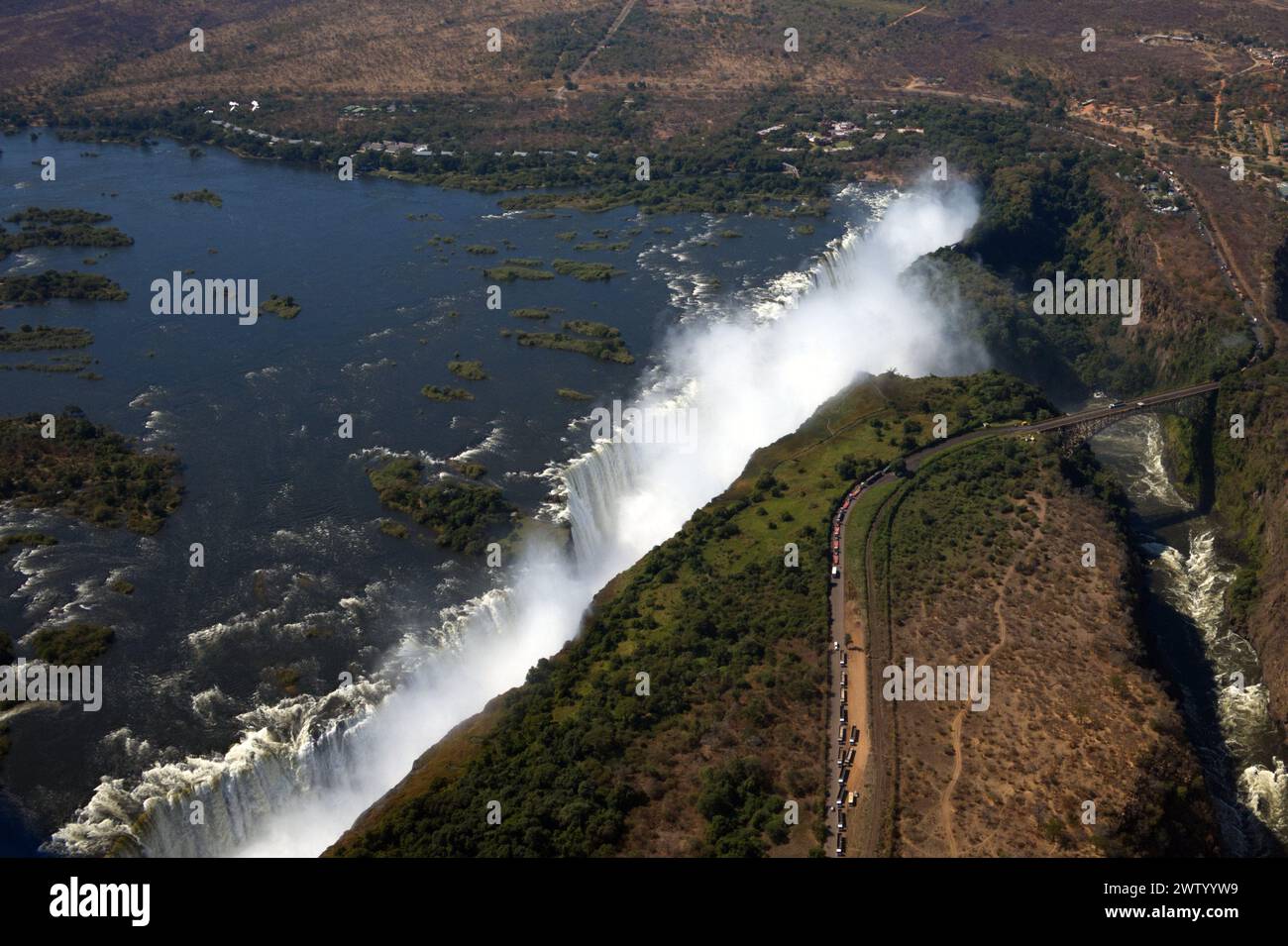 Aus der Vogelperspektive auf den Sambesi und die tosenden Victoria Falls in Simbabwe, aus der Sicht eines Hubschraubers Stockfoto