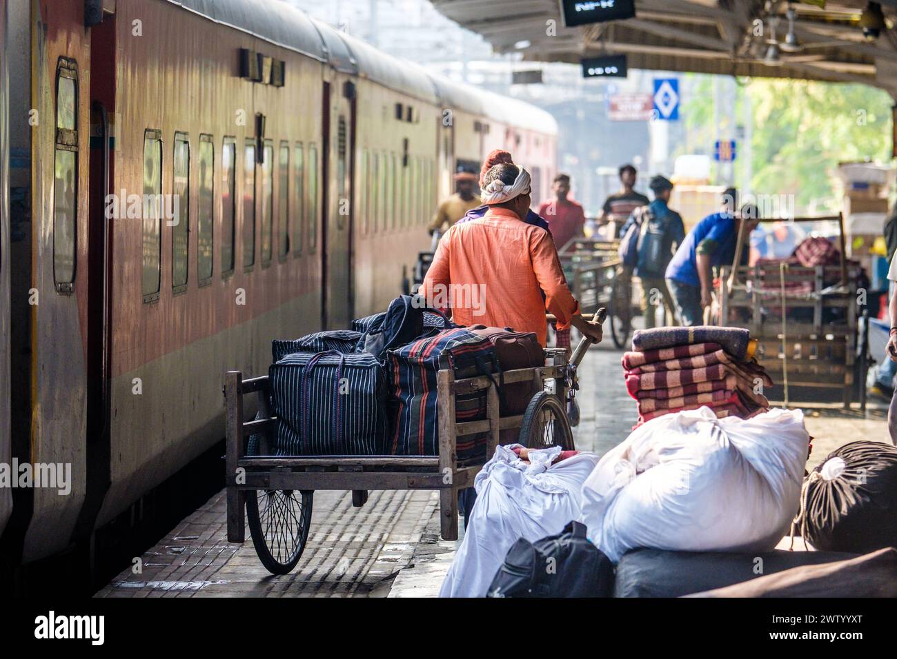 Träger transportieren Waren an einem Bahnhof in Nordostindien Stockfoto