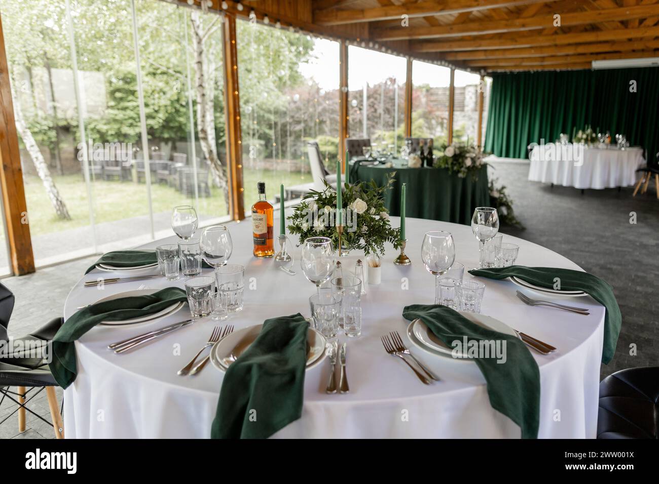 Essen und Getränke auf dem Hochzeitstisch im Restaurant beim Bankett Stockfoto