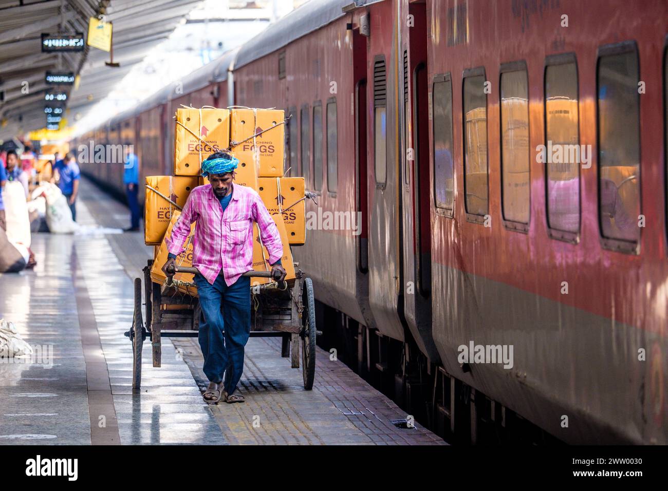 Träger transportieren Waren an einem Bahnhof in Nordostindien Stockfoto