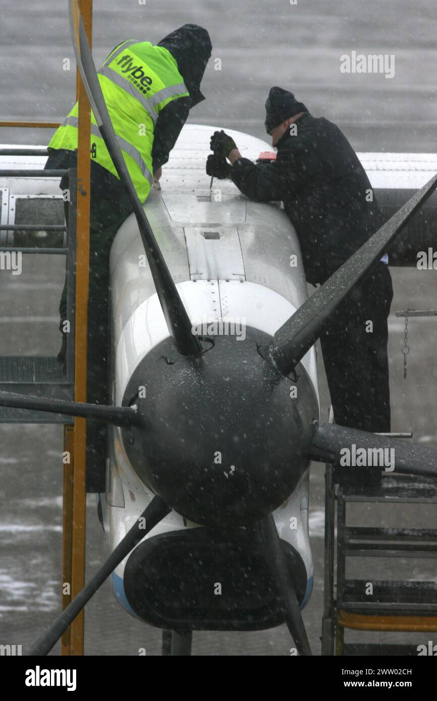 21/12/10 heute Foto... bei Temperaturen unter Null führen Ingenieure Wartungsarbeiten an einem Flugzeugmotor am Flughafen Southampton, Hampshire... All Rights Reser durch Stockfoto