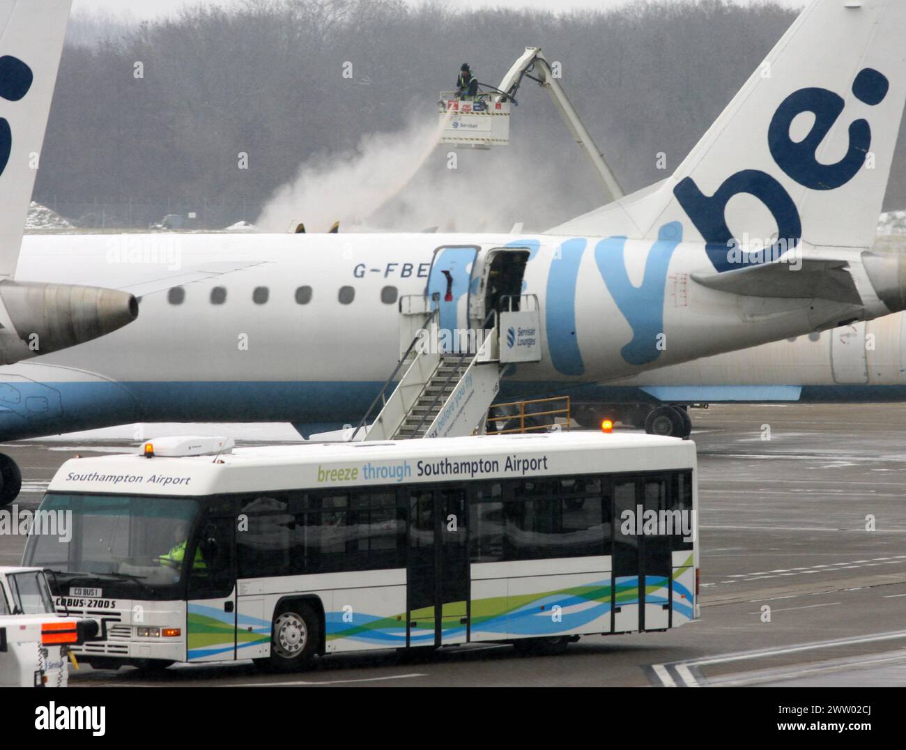 21/12/10 heute Foto...bei Temperaturen unter Null wird Enteiser auf einem Fliegenflugzeug am Flughafen Southampton, Hampshire... alle Rechte vorbehalten - alles Rig Stockfoto