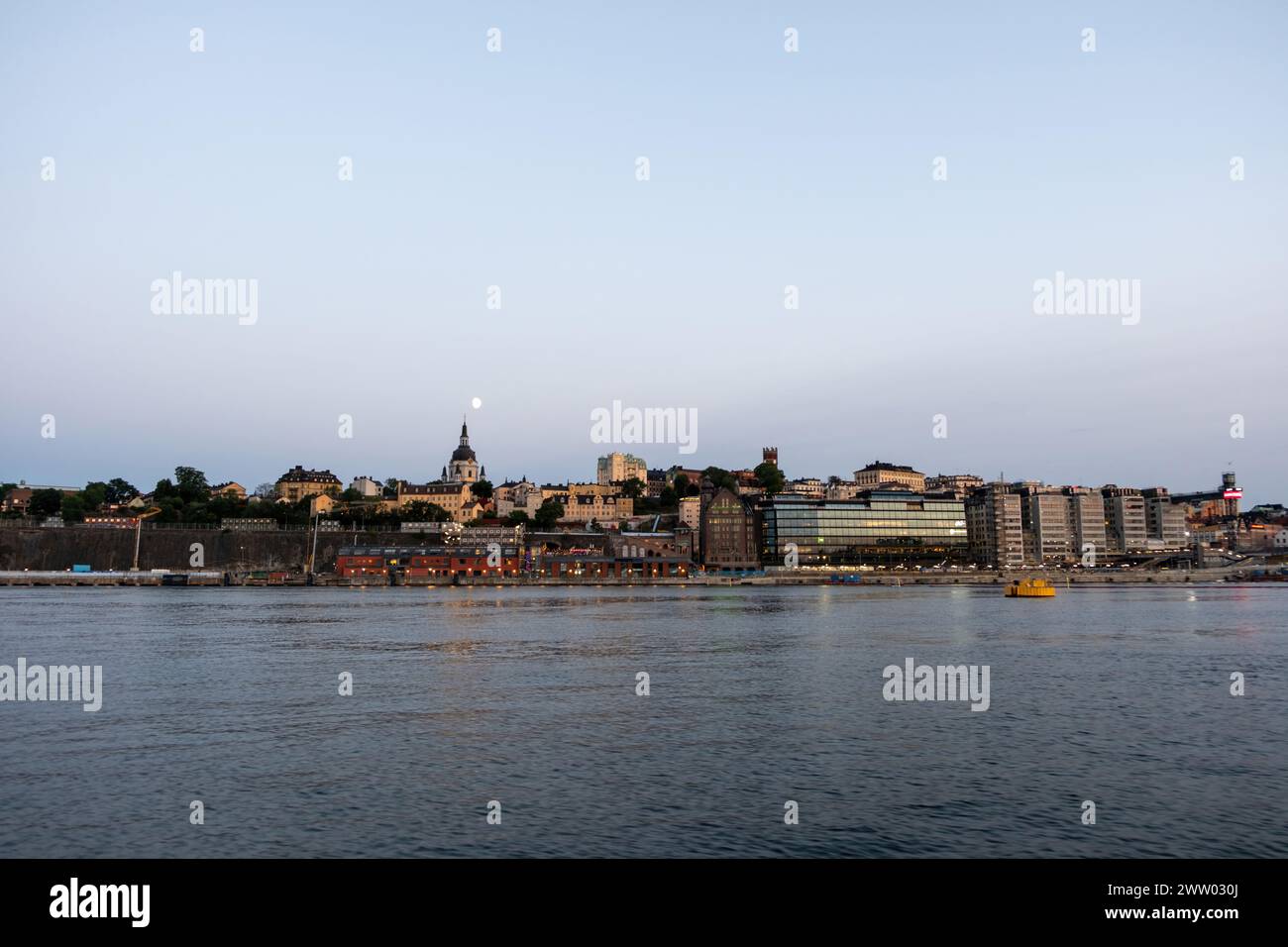 Katharinenkirche, Katarina Kyrka, Nachmittag in Sodermalm, Archipel Stockholm Schweden. Panoramablick auf die beleuchtete Stadt am Meer. Stockfoto