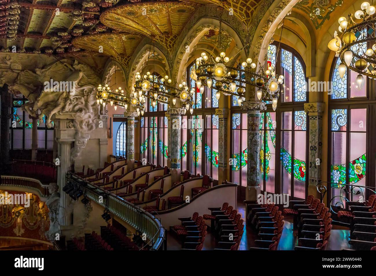 BARCELONA, SPANIEN - 17. MAI 2017: Dies sind die Boxen des Balkons der zweiten Etage des Konzerthauses des Palastes der katalanischen Musik, erbaut in Th Stockfoto