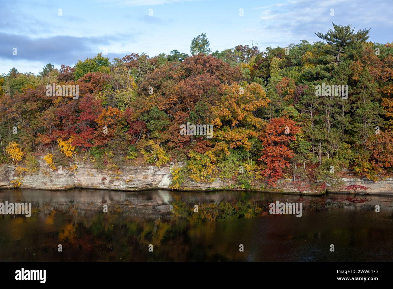 Herbstlaub entlang des Wisconsin River in den Wisconsin Dells. Stockfoto