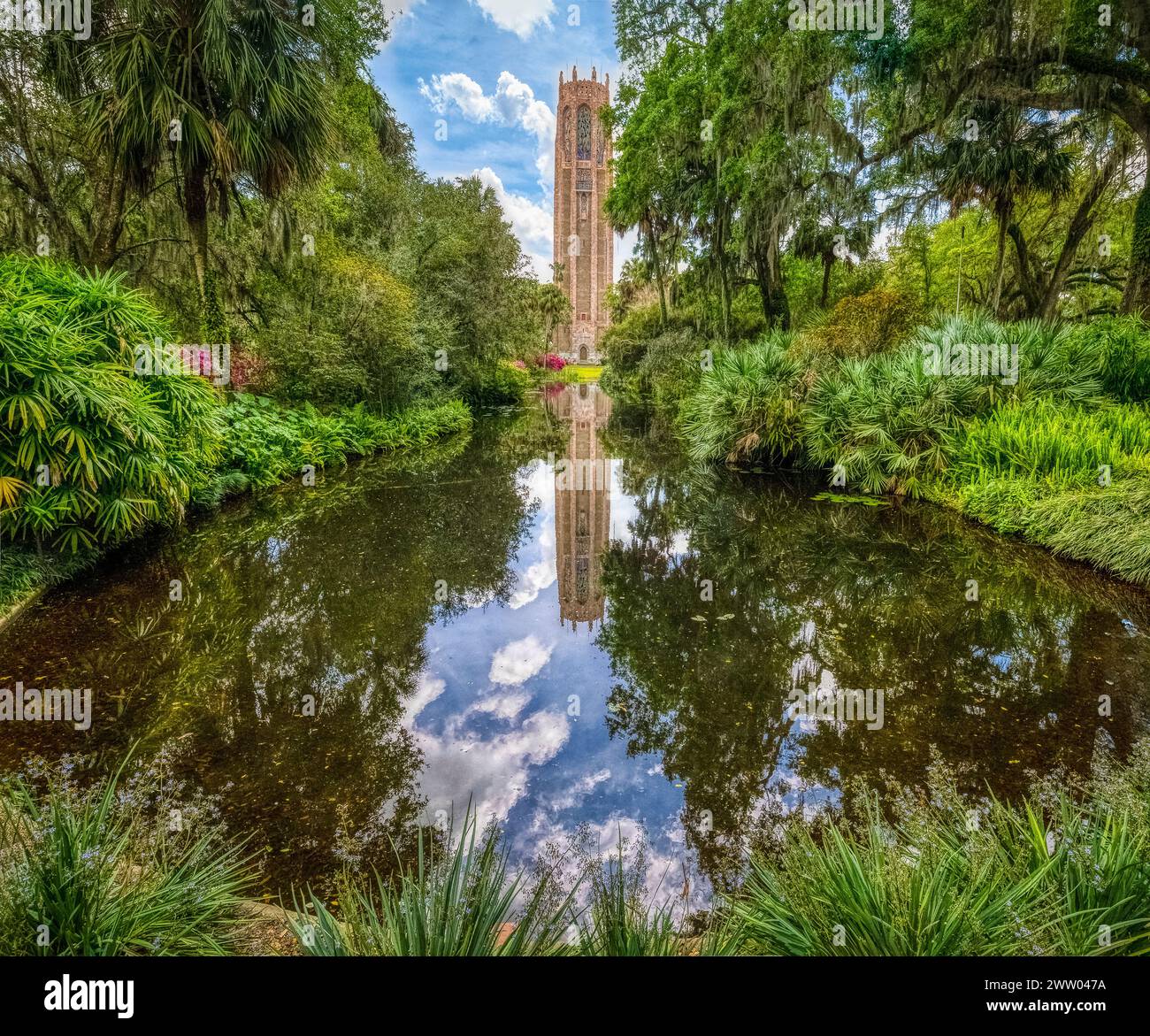 Der Sing Tower at Bok Tower Gardens ist ein National Historic Landmark im National Register of Historic Places auf dem Iron Mointain im Lake Wales Florid Stockfoto