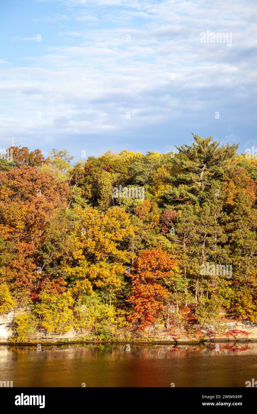 Herbstlaub entlang des Wisconsin River in den Wisconsin Dells. Stockfoto