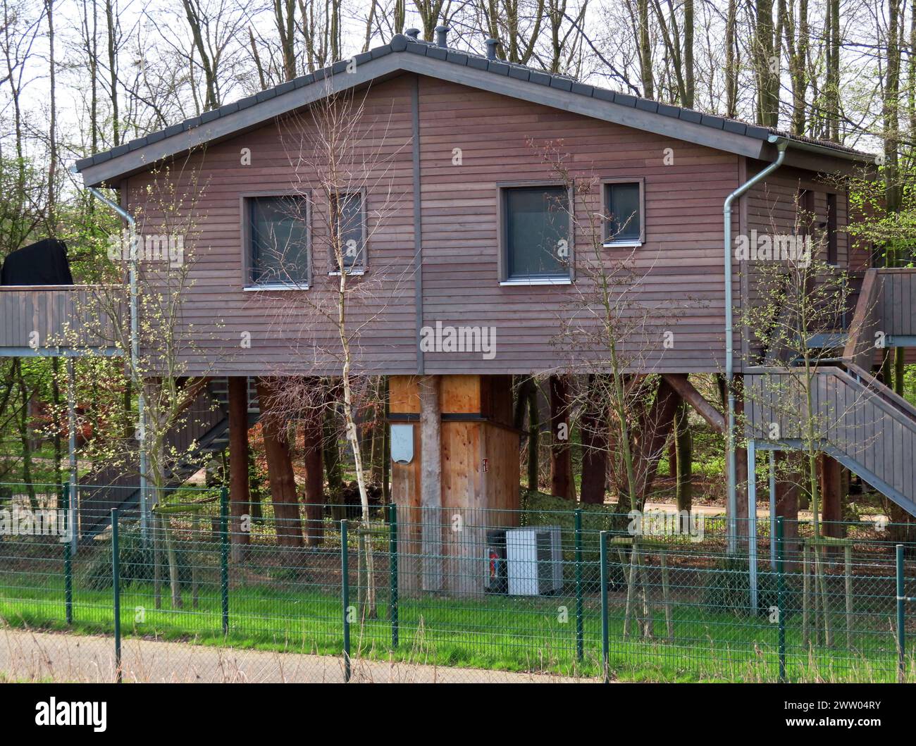 Fuenf Jahre stehen sie bereits in waldiger Umgebung - die Baumchalets, die im Juni 2019 eingweiht wurden und sich großer Beliebtheit erfreuen Baumchalet zwischen Baeumen Alpenpark Grefrath *** die Baumchalets, die im Juni 2019 eingeweiht wurden, stehen seit fünf Jahren in bewaldeter Umgebung und sind ein sehr beliebtes Baumchalet zwischen Bäumen Alpenpark Grefrath Stockfoto