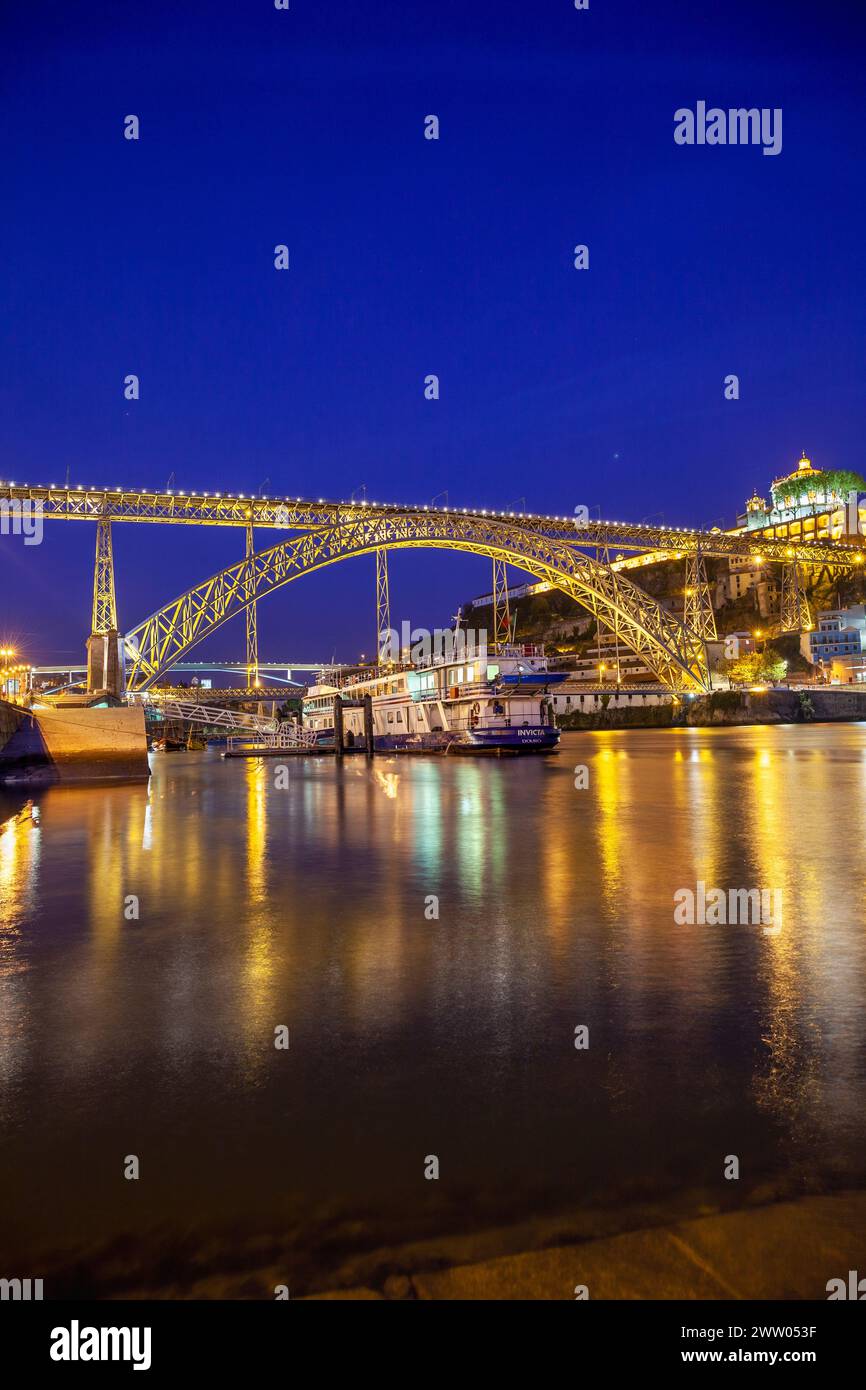 Portugal, Porto, Ribeira; Blick über den Fluss Douro bei Nacht in Richtung Vila Nova de Gaia und Luís i Brücke Stockfoto