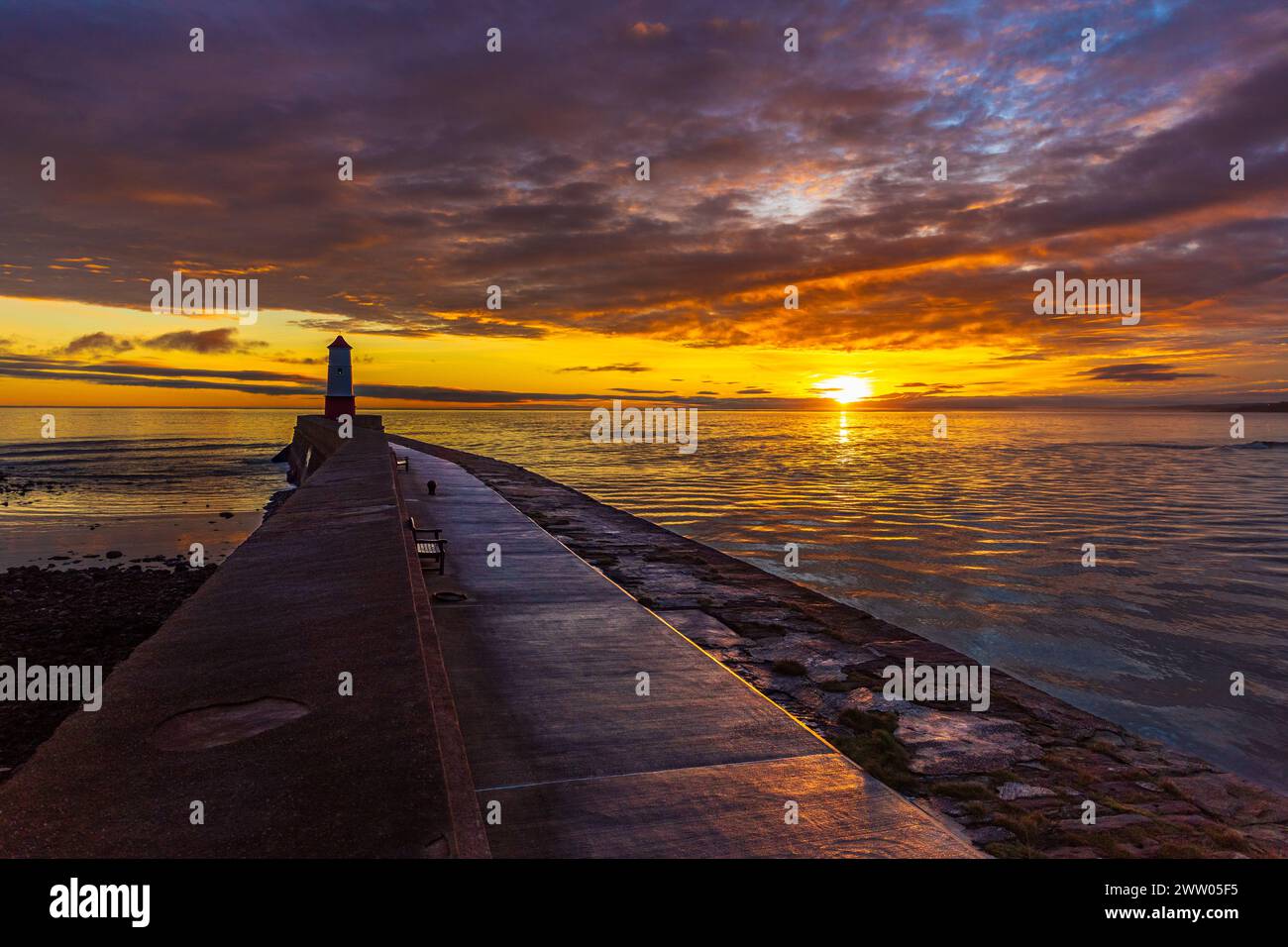Sonnenaufgang am Berwick Pier und dem nördlichsten Leuchtturm Englands Stockfoto