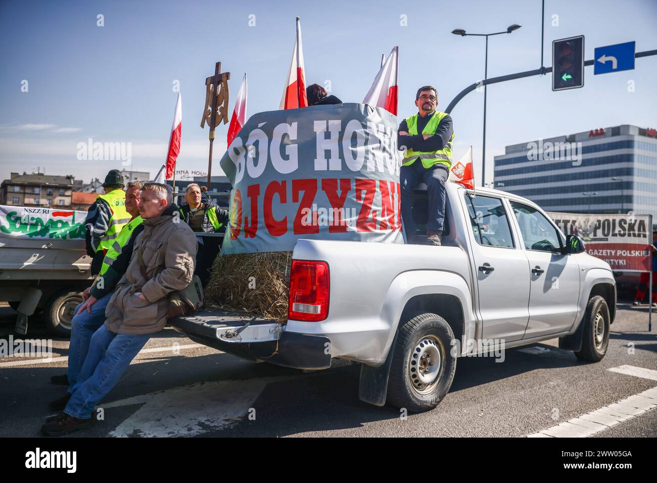 Krakau, Polen. März 2024. Landwirte demonstrieren während eines landesweiten Protests gegen die EU-Klimapolitik "Green Deal" und billige ukrainische Agrarprodukte. Krakau, Polen am 20. März 2024. Polnische Bauern demonstrieren im ganzen Land, halten Blockaden ab und verlangsamen den Verkehr in den größten Städten. (Kreditbild: © Beata Zawrzel/ZUMA Press Wire) NUR REDAKTIONELLE VERWENDUNG! Nicht für kommerzielle ZWECKE! Stockfoto