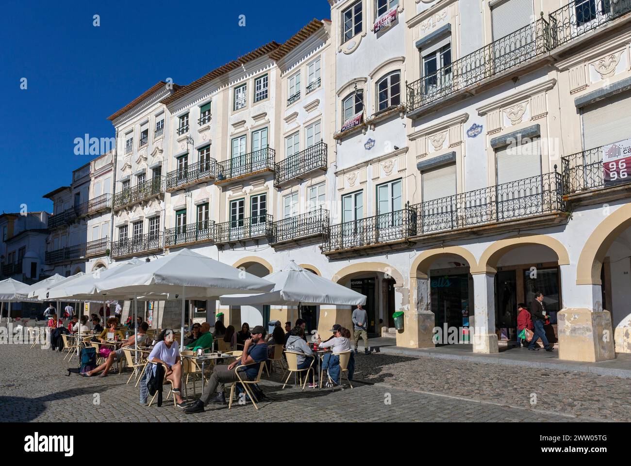 Portugal, Region Alentejo, Evora, traditionelle Architektur und Straßencafés auf dem Giraldo-Platz Stockfoto