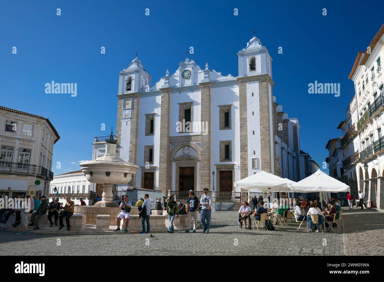 Portugal, Region Alentejo, Evora, Kirche Saint Antao (Igreja de Santo Antao) und Brunnen am Giraldo-Platz (Fonte da Praca do Giraldo) Stockfoto