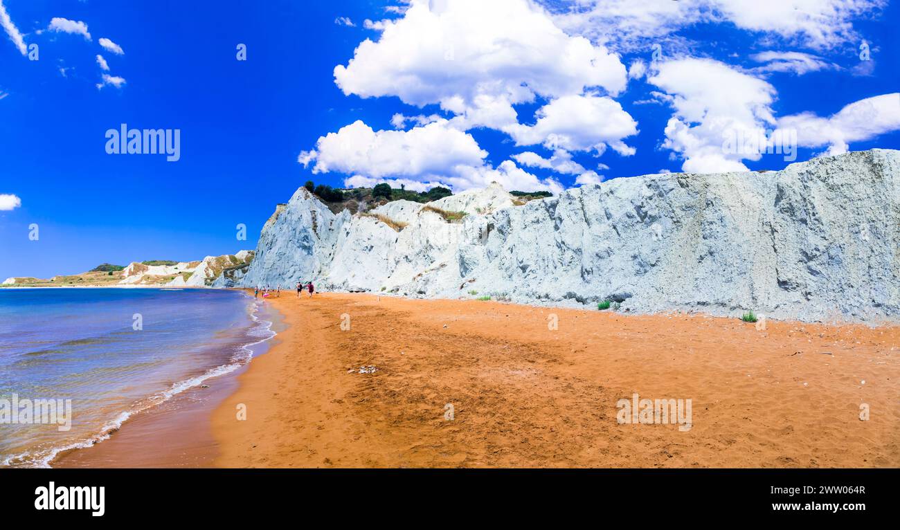 Die schönsten malerischen Strände der Insel Kephalonia (Kefalonia) - farbenfroher, orangener Xi Strand. Die ionischen Inseln Griechenlands Stockfoto