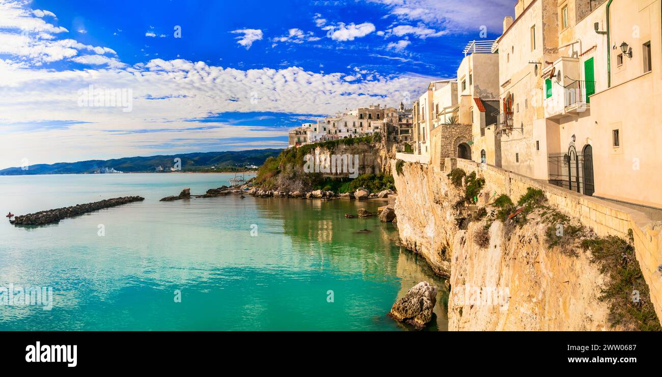 Italien reisen. Wunderschöne Küstenstadt Vieste in Apulien. Italienische Sommerferien Stockfoto
