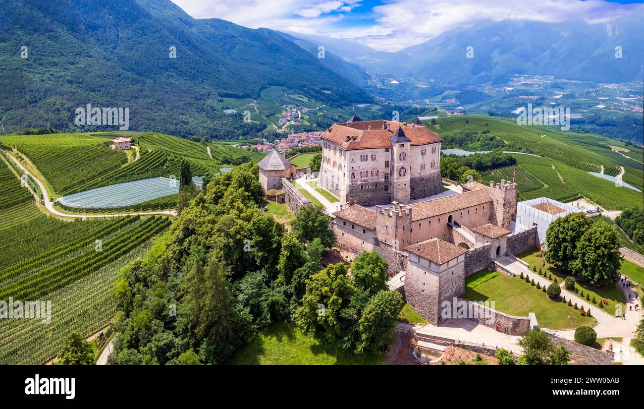 Mittelalterliche wunderschöne Schlösser Norditaliens - herrliche burg Thun zwischen den Apfelbäumen des Val di Non. Trentino, Provinz Trient. Antennen-dr Stockfoto