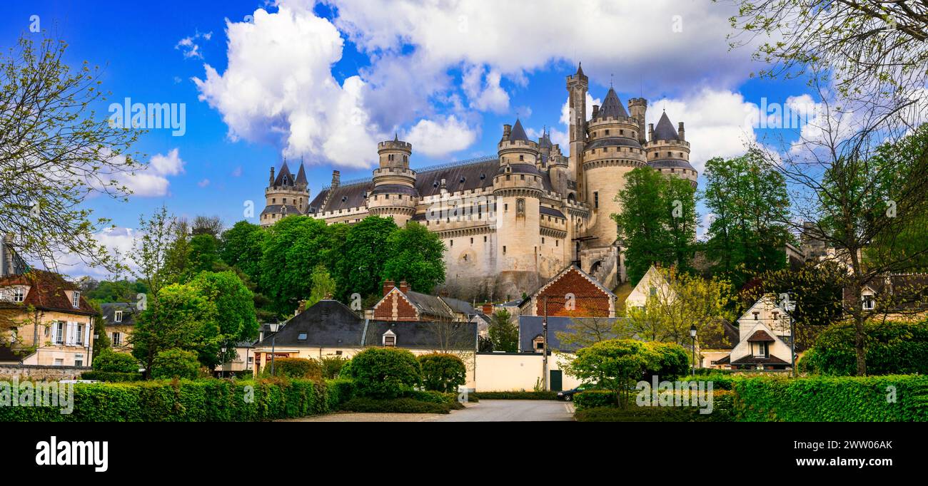 Berühmte französische Schlösser - beeindruckendes mittelalterliches Pierrefonds-Schloss. Frankreich, Region Oise Stockfoto