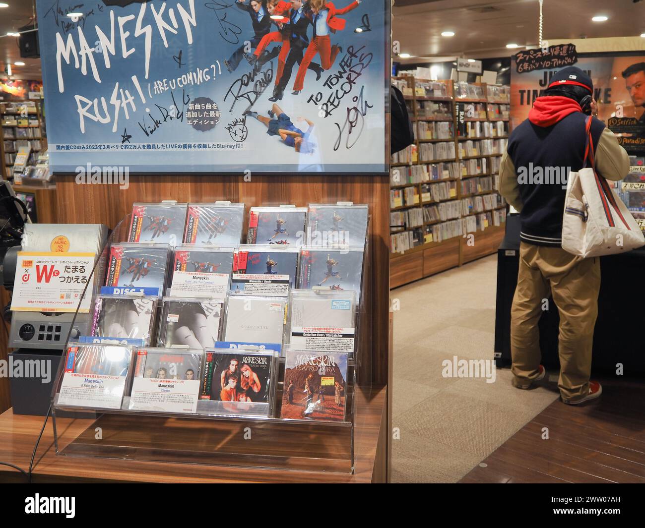 TOKIO, JAPAN - 19. März 2024: Blick auf einen Hörposten in einem Tower Records Store in Tokio Shinjuku mit einer Ausstellung von Maneskin-CDs. Stockfoto