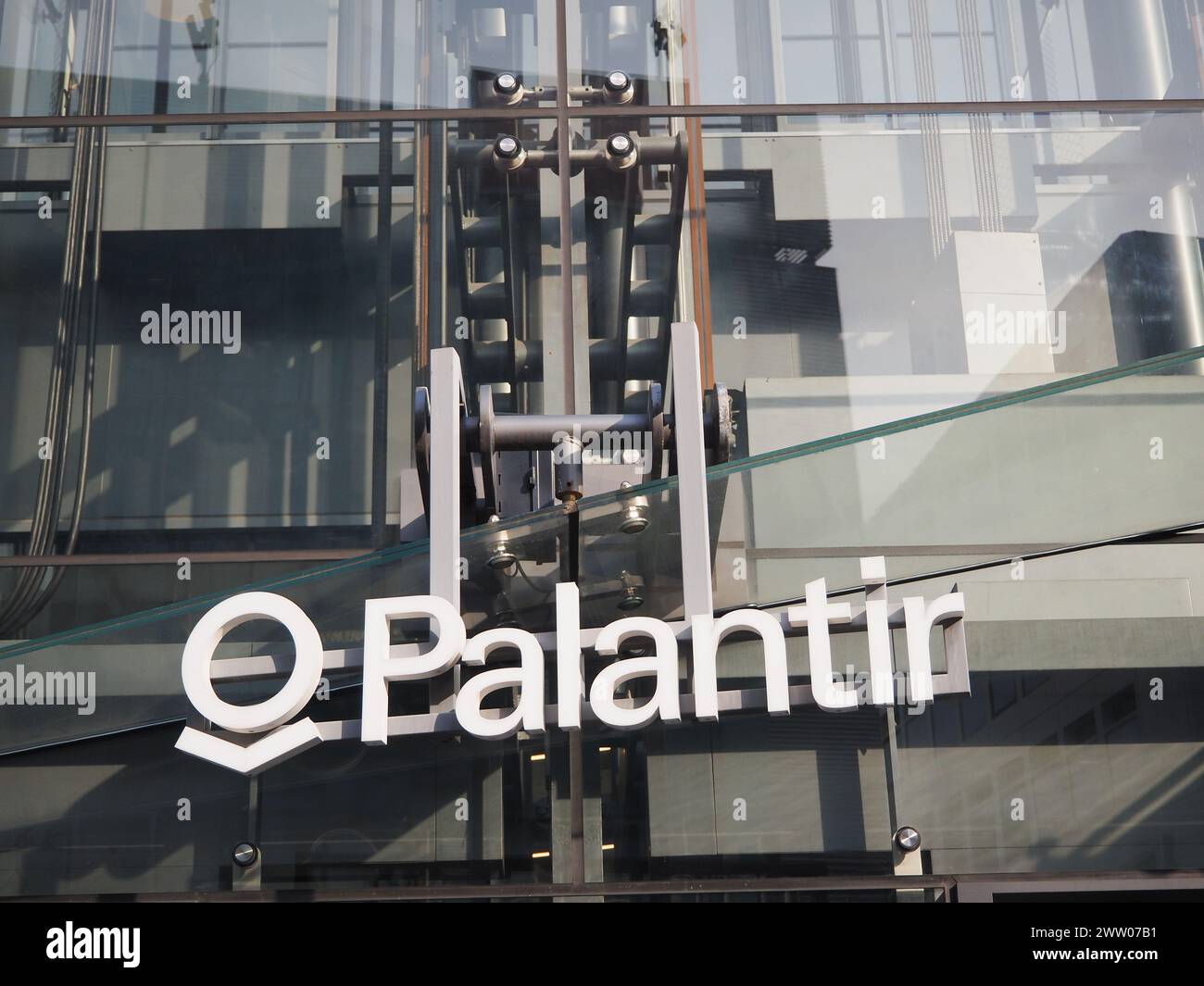 TOKIO, JAPAN - 19. März 2024: Palantir-Schild auf einem Bürogebäude im Shibuya-Bezirk in Tokio. Das Gebäude ist als „der Eisberg“ bekannt. Stockfoto