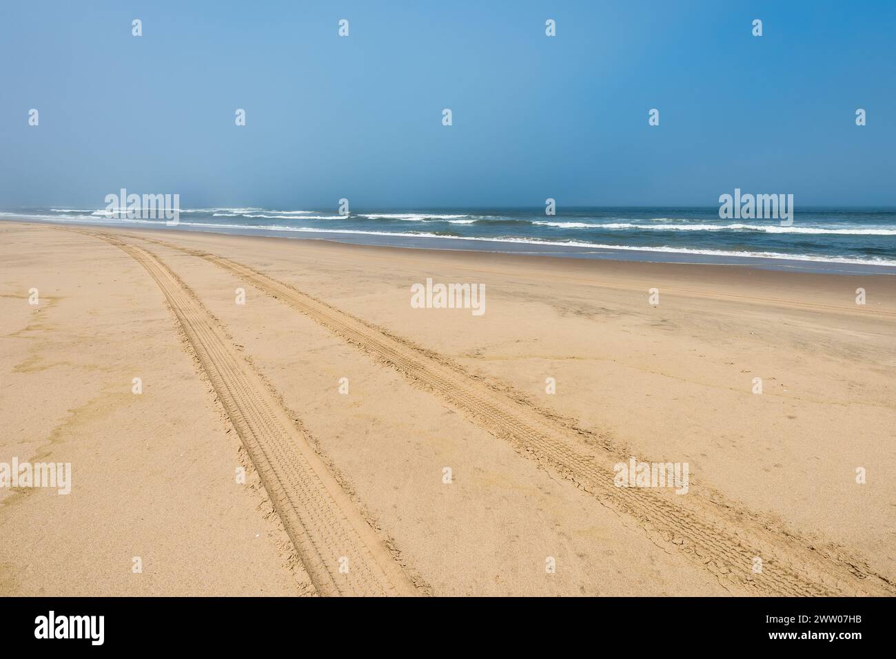 Reifenspuren im Sand von Skeleton Coast, Namibia. Stockfoto