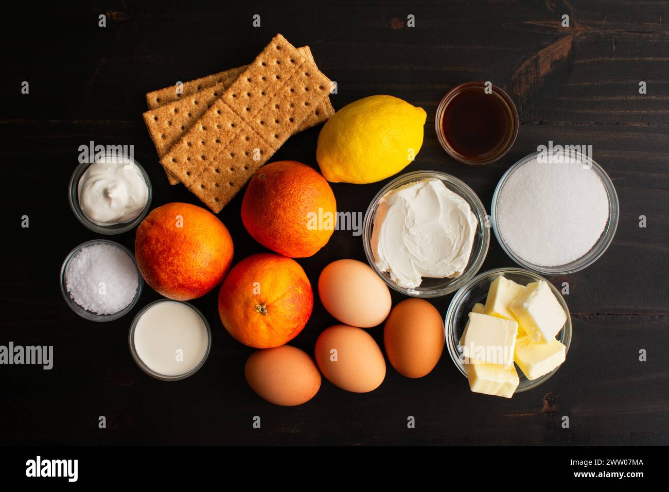 Blood Orange Cheesecake Tart Zutaten: Himbeerorangen, Frischkäse und andere Zutaten für eine Käsekuchen-Tarte in graham Cracker-Kruste Stockfoto