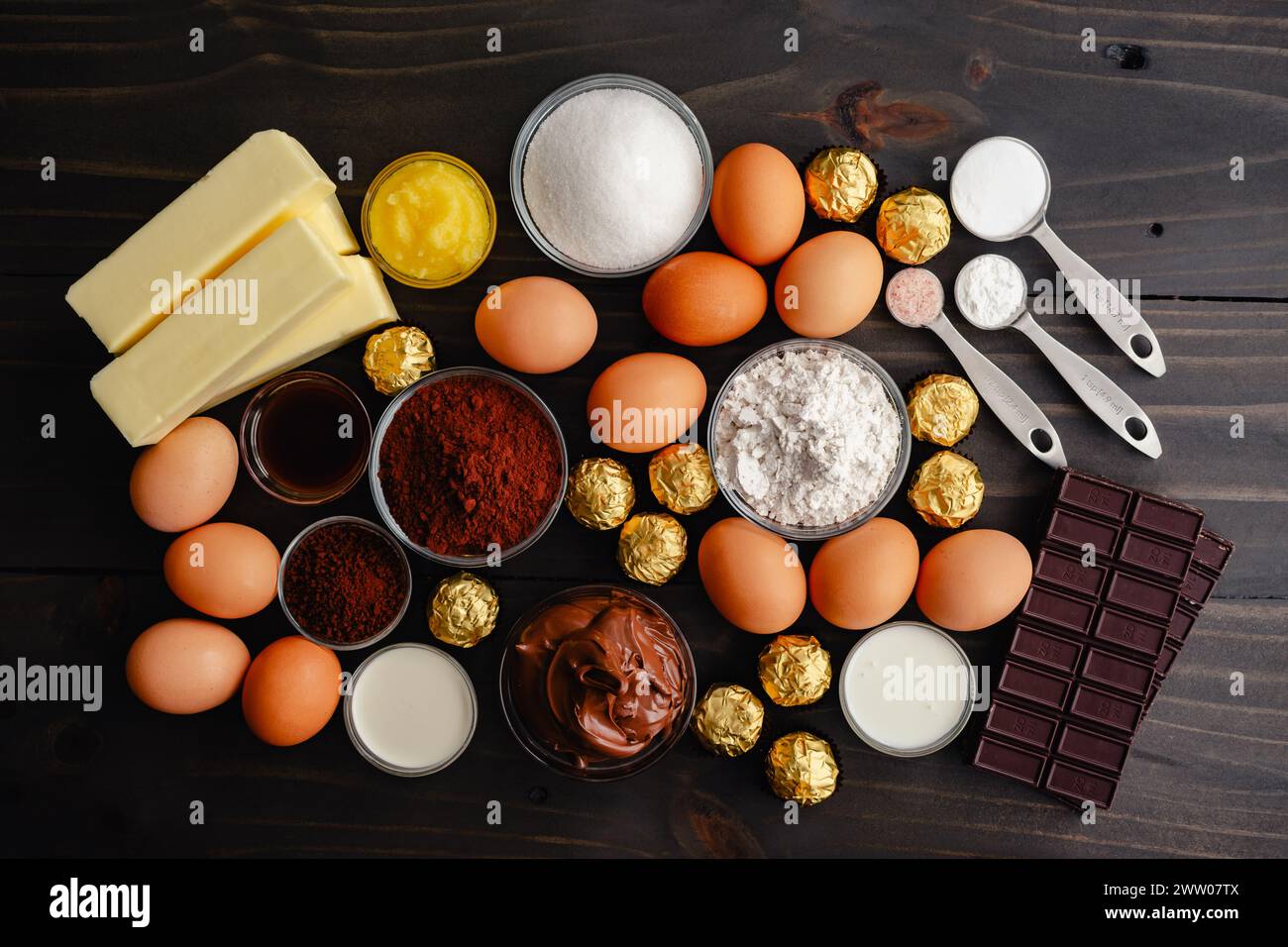 Haselnuss Schokoladenkuchen Zutaten: Eier, Kakaopulver, Mehl und andere Zutaten zum Backen eines Kuchens zum Nachtisch Stockfoto