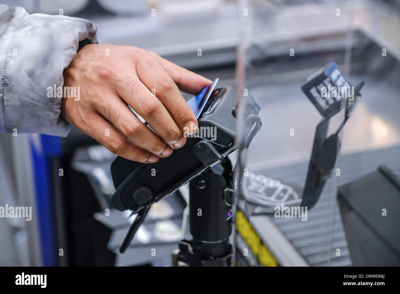 Ein Gefluechteter aus Syrien kauft mit der SocialCard für Asylsuchende in einem Supermarkt in Hannover ein Foto vom 15.03.2024. In Hannover koennen asylsuchende Menschen kuenftig mit einer Art Bankkarte zahlen. Das Ziel: nur wenige Buerokratie für die Behoerden und mehr Teilhabe für die Gefluechten. *** Ortsunterschrift *** 00503447 NUR REDAKTIONELLE VERWENDUNG *** Ein Flüchtling aus Syrien kauft Lebensmittel mit der SocialCard für Asylbewerber in einem Supermarkt in Hannover Foto vom 15 03 2024 in Hannover, Asylbewerber werden in Zukunft mit einer Art Bankkarte bezahlen können, wobei weniger Bürokratie angestrebt wird Stockfoto