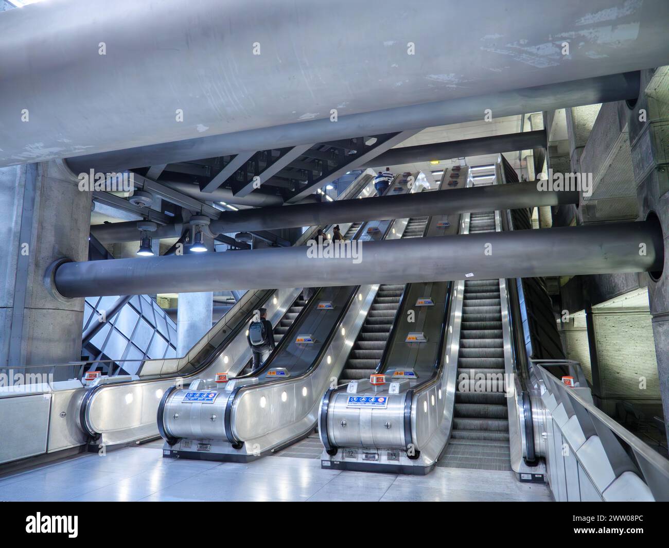 Rolltreppen in der Westminster Station in der Londoner U-Bahn, London, Großbritannien Stockfoto