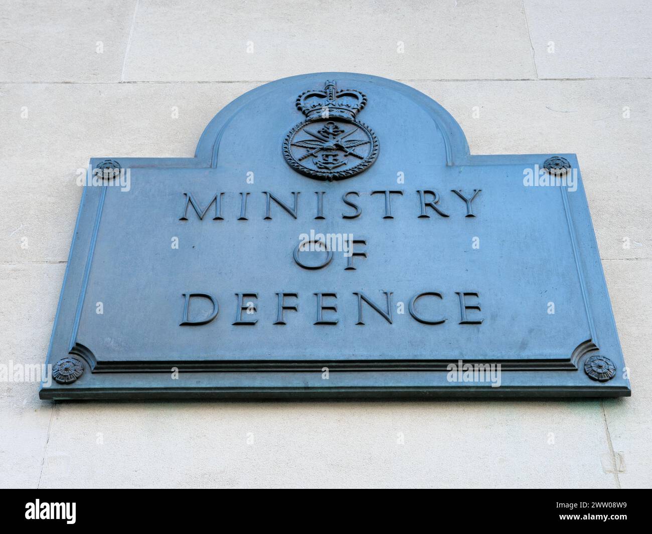 Unterschreiben Sie vor dem Gebäude des Verteidigungsministeriums in Whitehall, London, Großbritannien Stockfoto