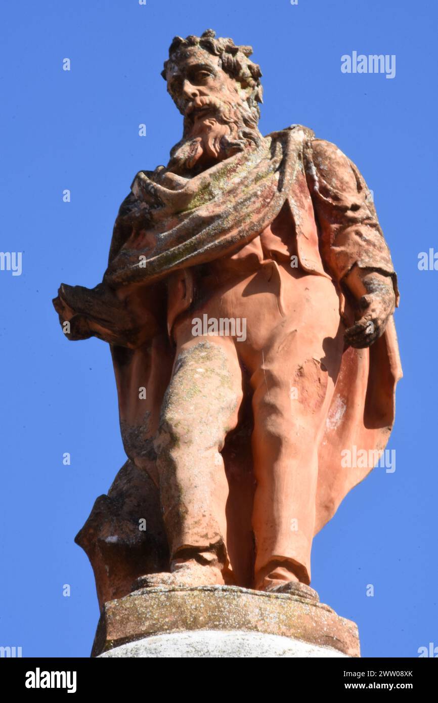 Die Statue d'un homme sur un édifice à Faro Stockfoto