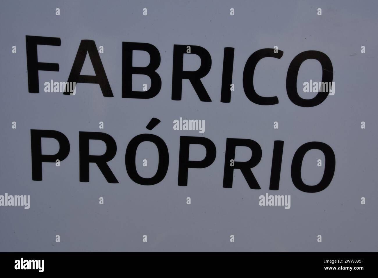 Die Inschrift sur une Boutique à Faro : FABRICO PROPRIO Stockfoto