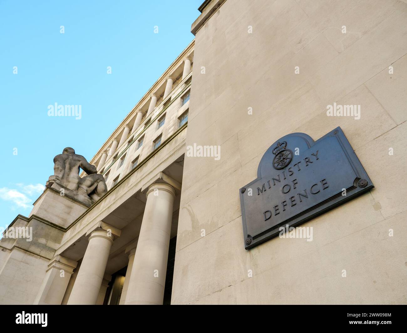 Unterschreiben Sie vor dem Gebäude des Verteidigungsministeriums in Whitehall, London, Großbritannien Stockfoto