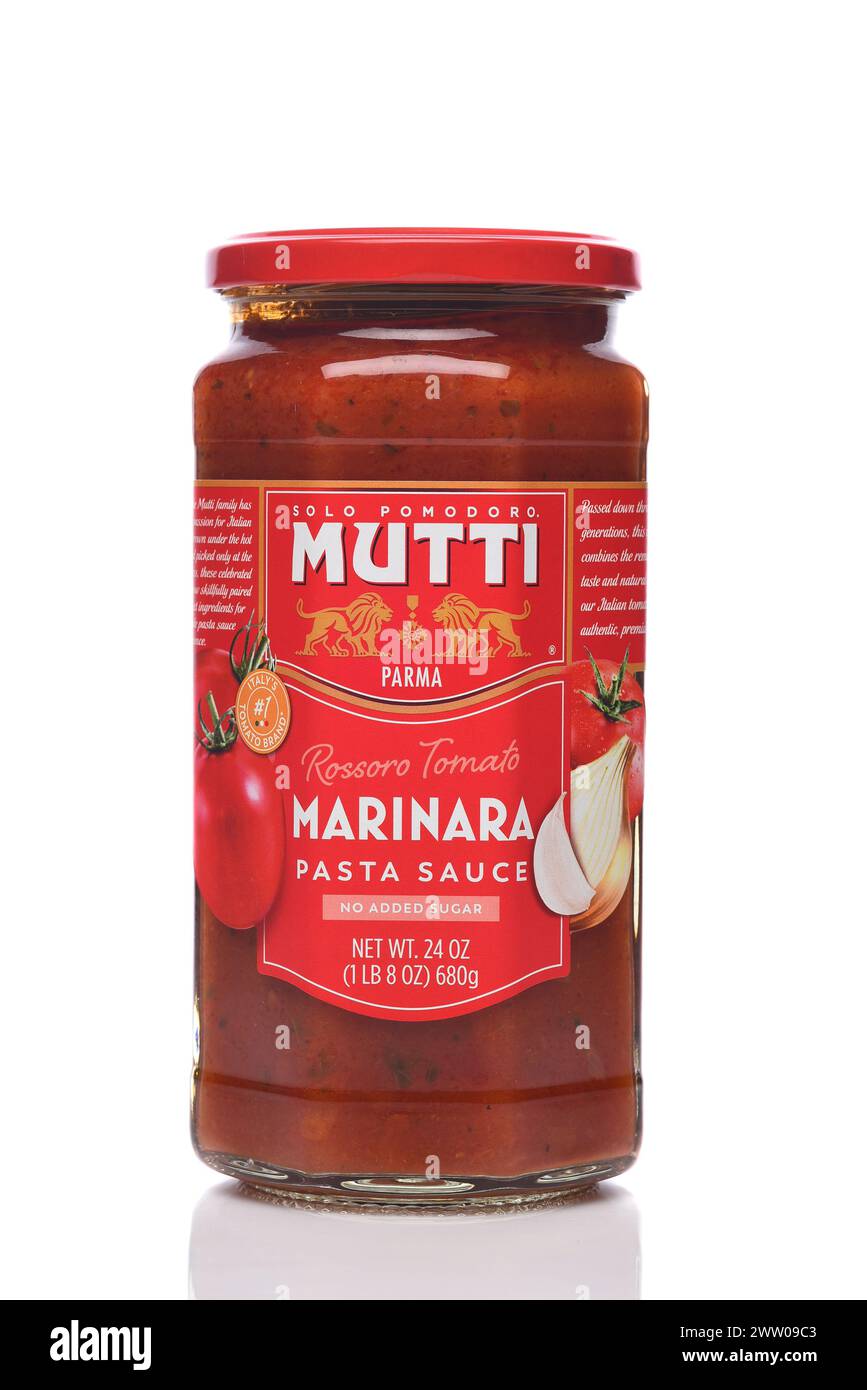 IRVINE, KALIFORNIEN - 8. März 2024: Ein Glas Mutti Marinara Pasta Sauce. Stockfoto