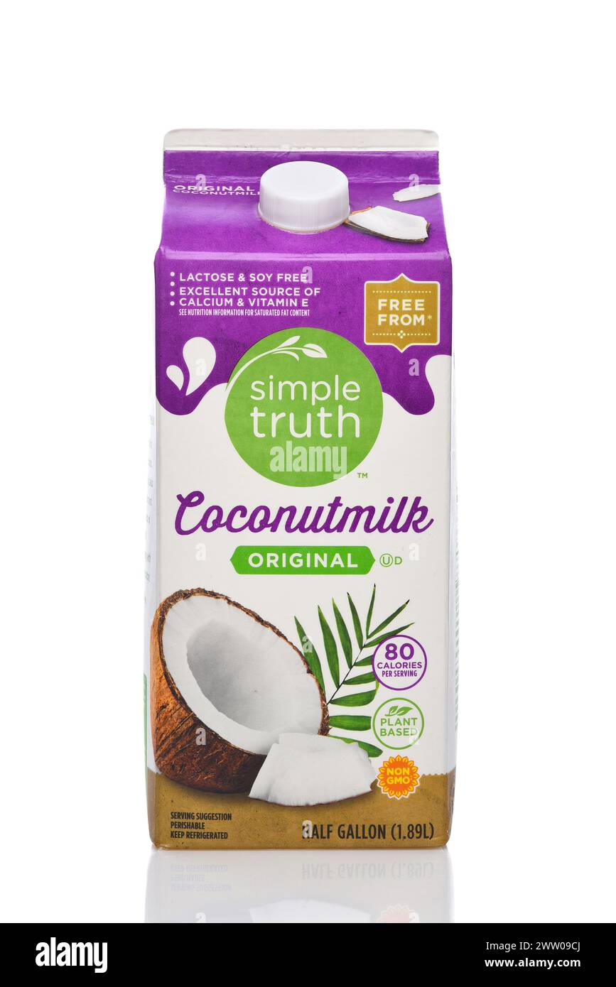 IRVINE, KALIFORNIEN - 8. März 2024: Ein Karton mit Simple Truth Coconutmilk, Original Flavor. Stockfoto
